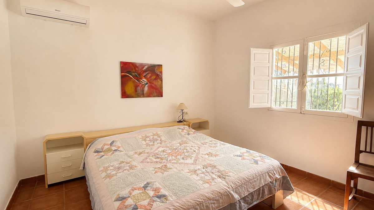 Finca for sale in Almogía