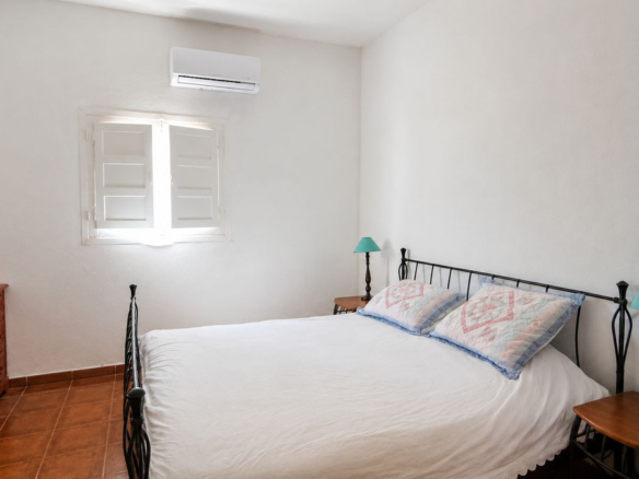 Finca for sale in Almogía