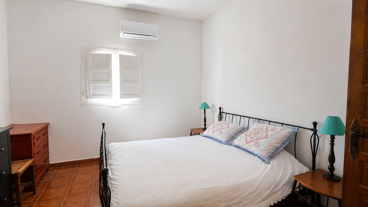 Finca for sale in Almogía