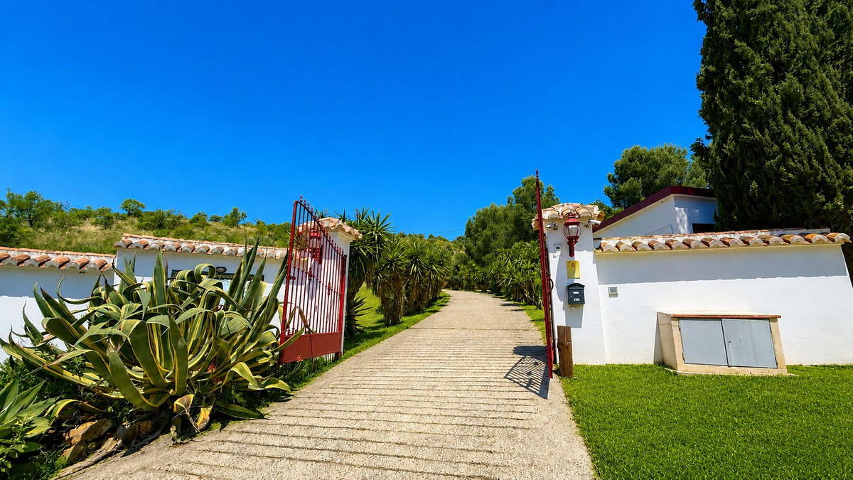 Finca for sale in Almogía