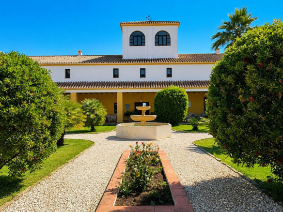 Finca for sale in Almogía