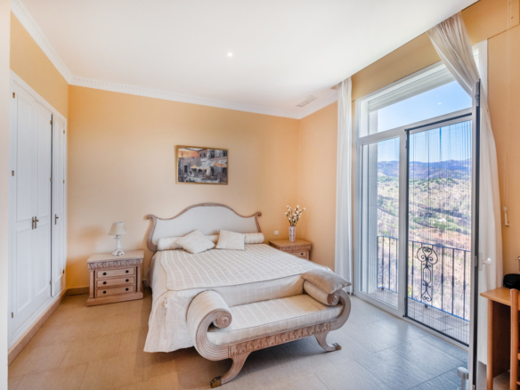 Finca for sale in Estepona
