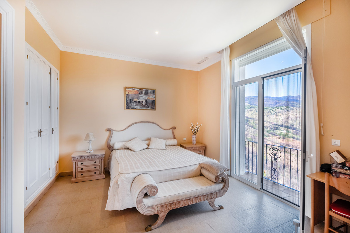 Finca for sale in Estepona