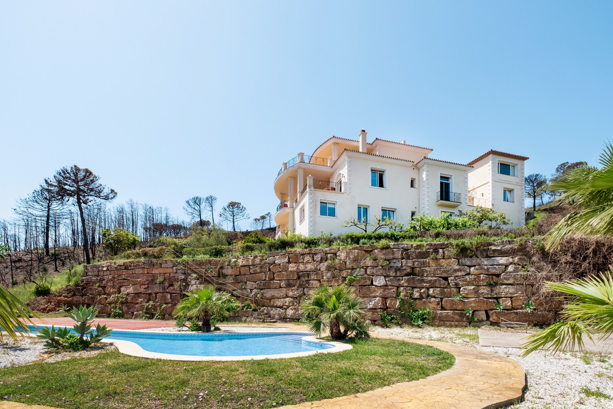 Finca for sale in Estepona