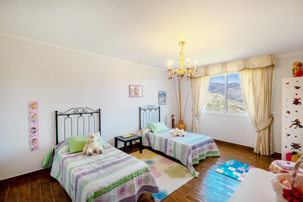 Finca for sale in Estepona