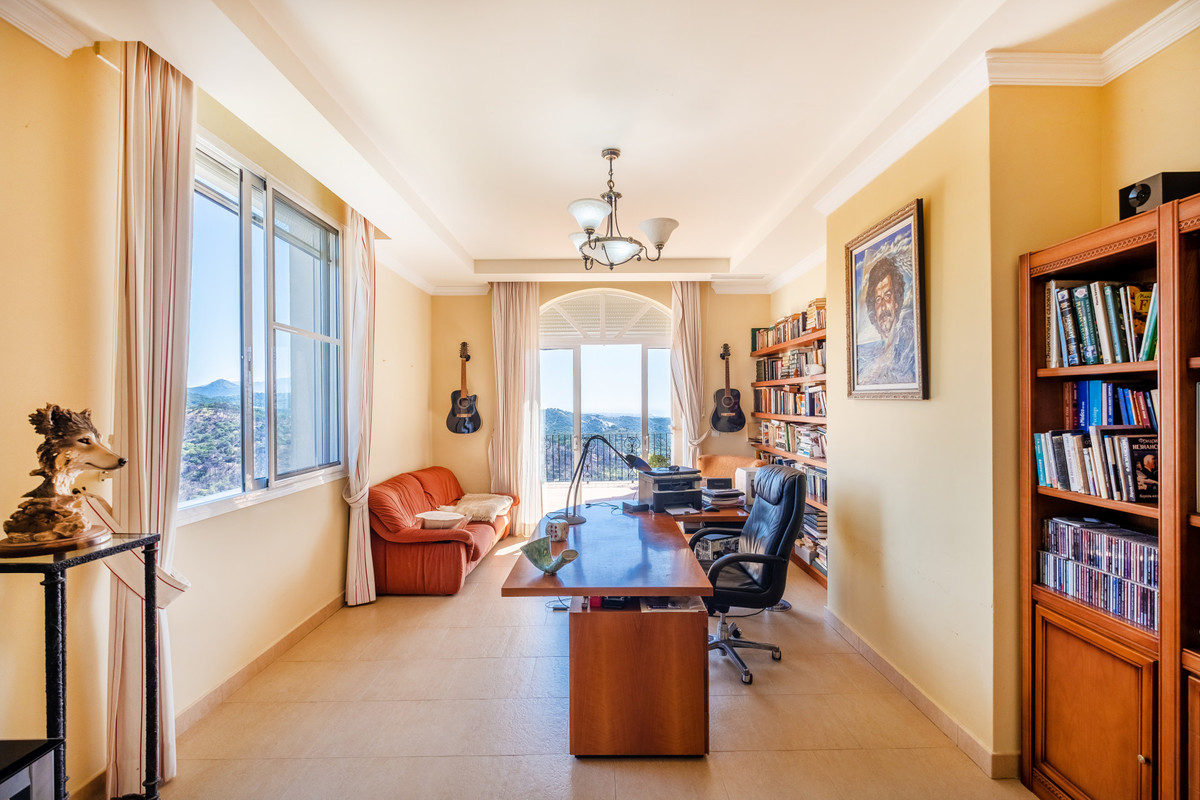 Finca for sale in Estepona