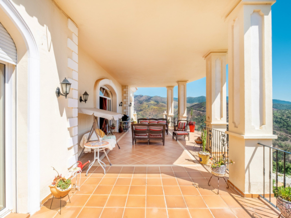 Finca for sale in Estepona