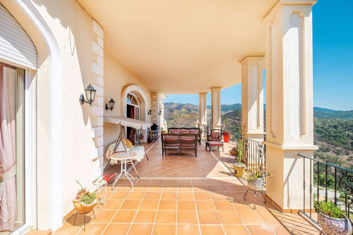 Finca for sale in Estepona