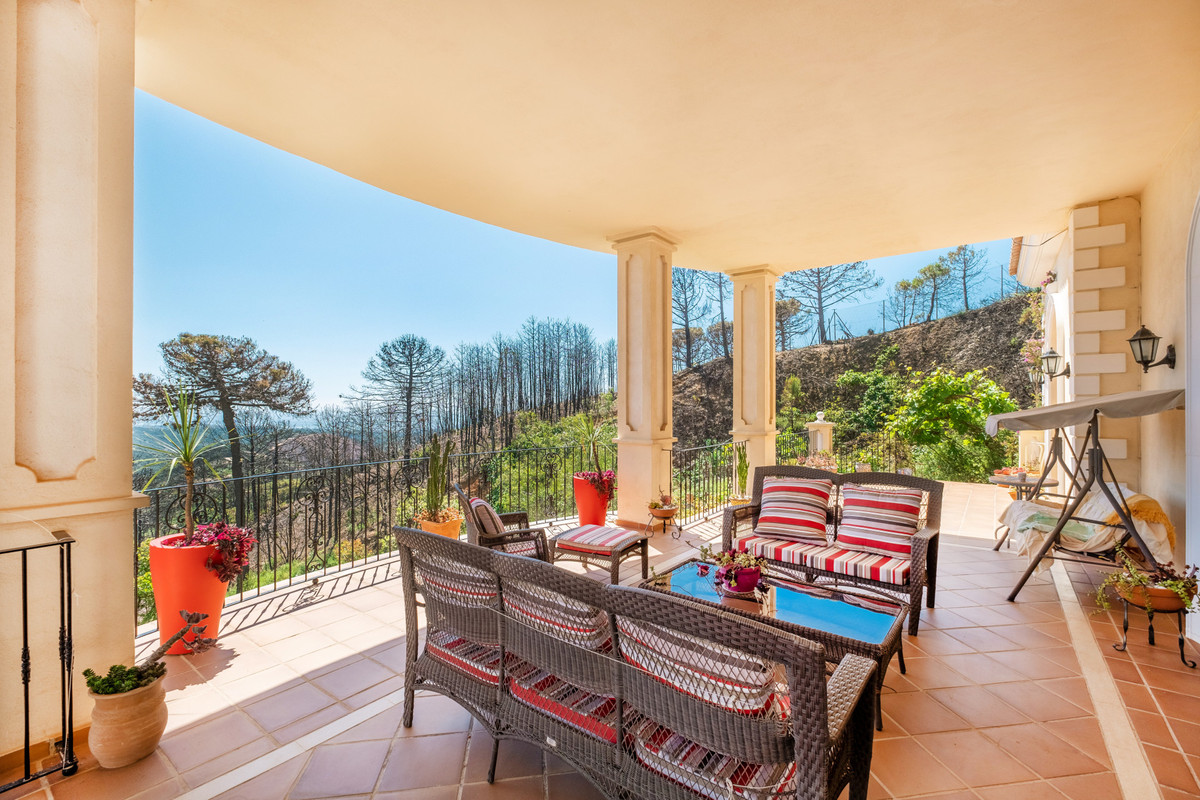 Finca for sale in Estepona