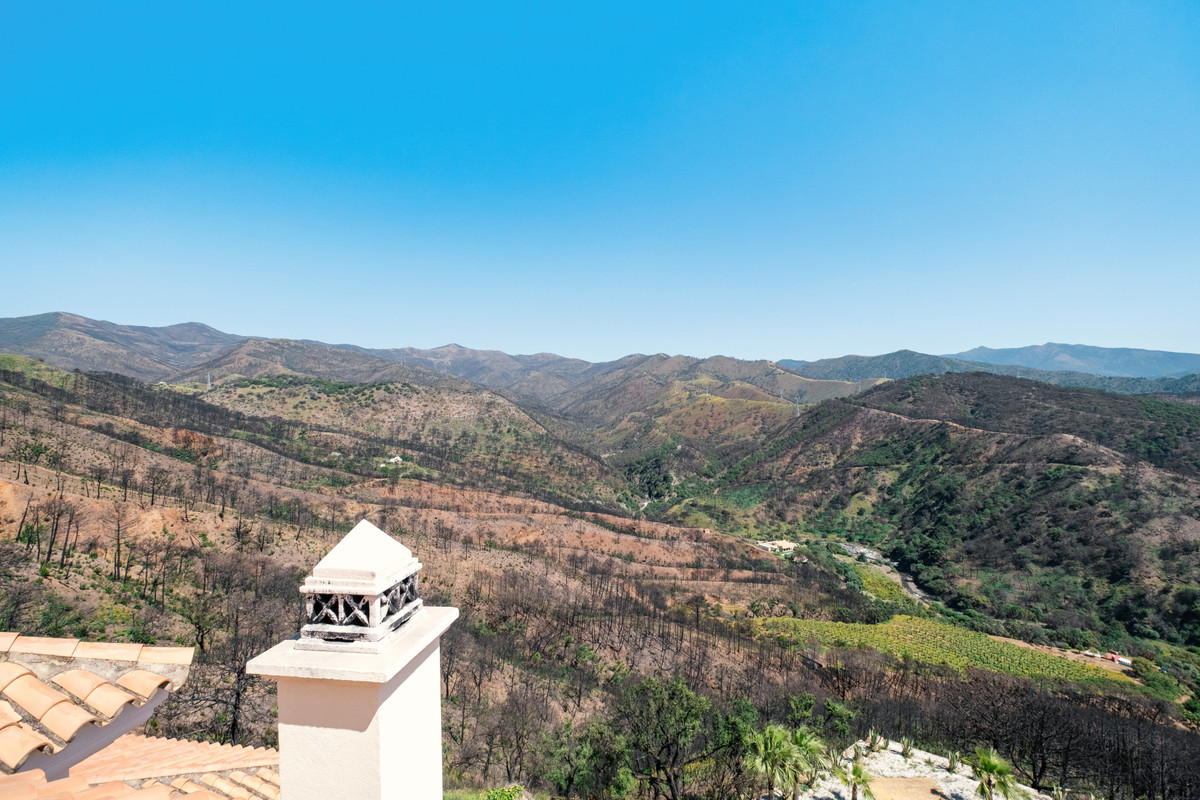 Finca for sale in Estepona