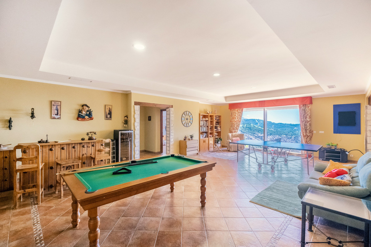 Finca for sale in Estepona