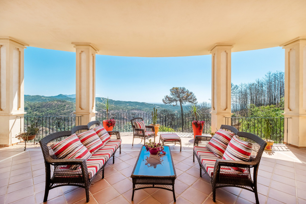 Finca for sale in Estepona