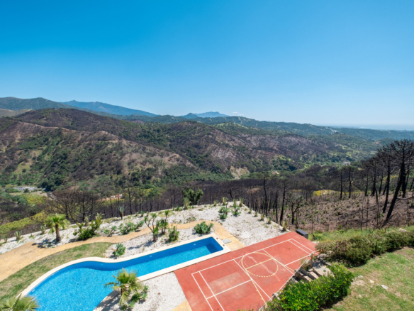 Finca for sale in Estepona