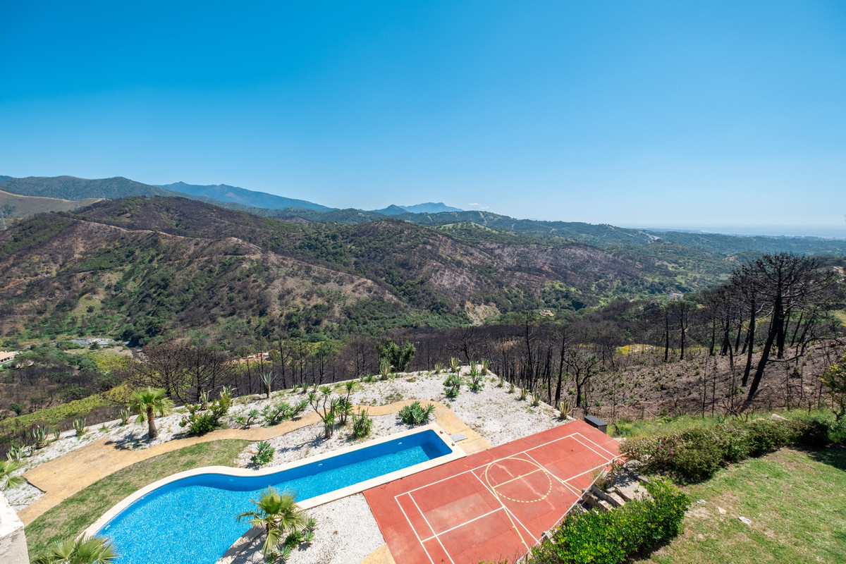Finca for sale in Estepona