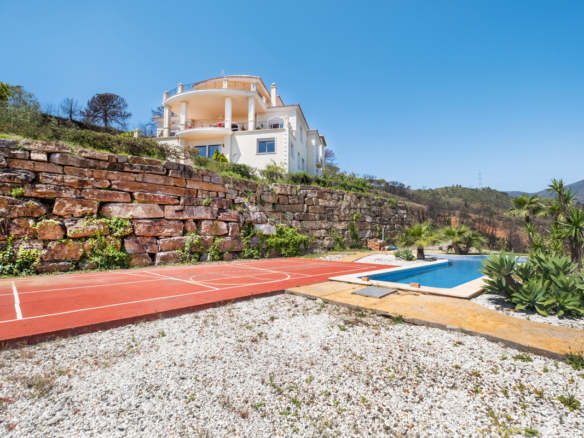 Finca for sale in Estepona