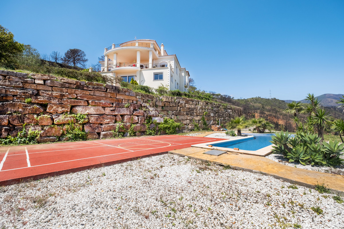 Finca for sale in Estepona