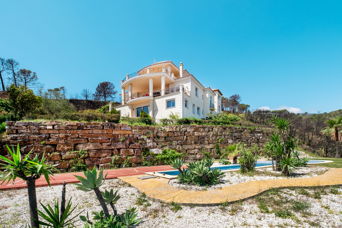 Finca for sale in Estepona