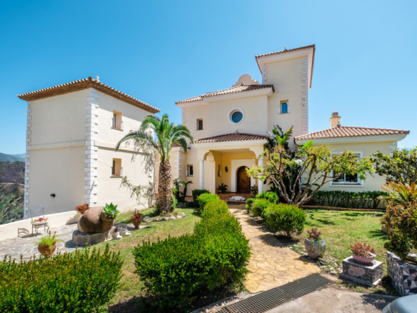 Finca for sale in Estepona
