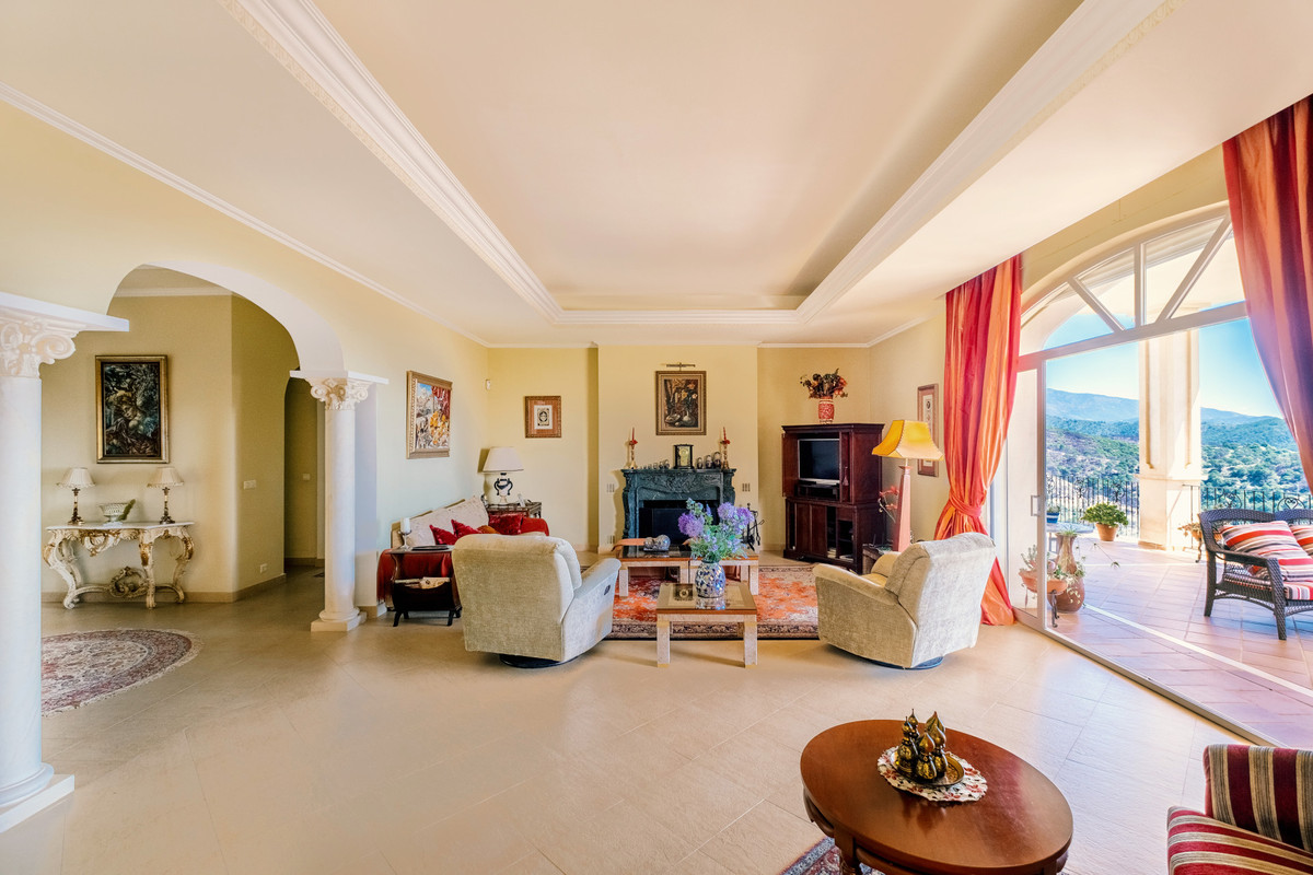 Finca for sale in Estepona