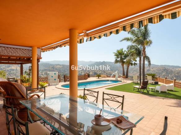 Townhouse for sale in Almogía