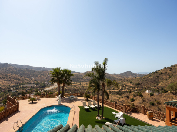 Townhouse for sale in Almogía