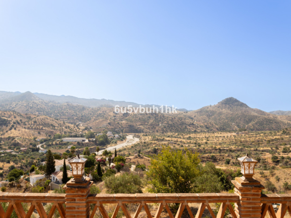 Townhouse for sale in Almogía