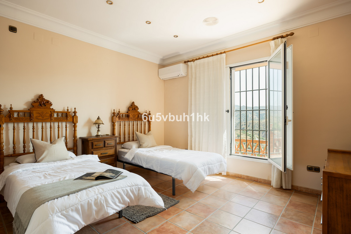 Townhouse for sale in Almogía