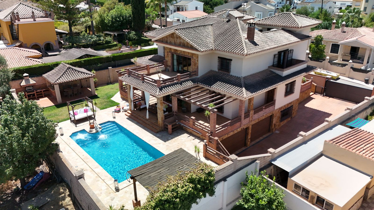 Villa-in-Alhaurin-de-la-Torre-Ref-R5482597 Villa for sale in Alhaurín de la Torre