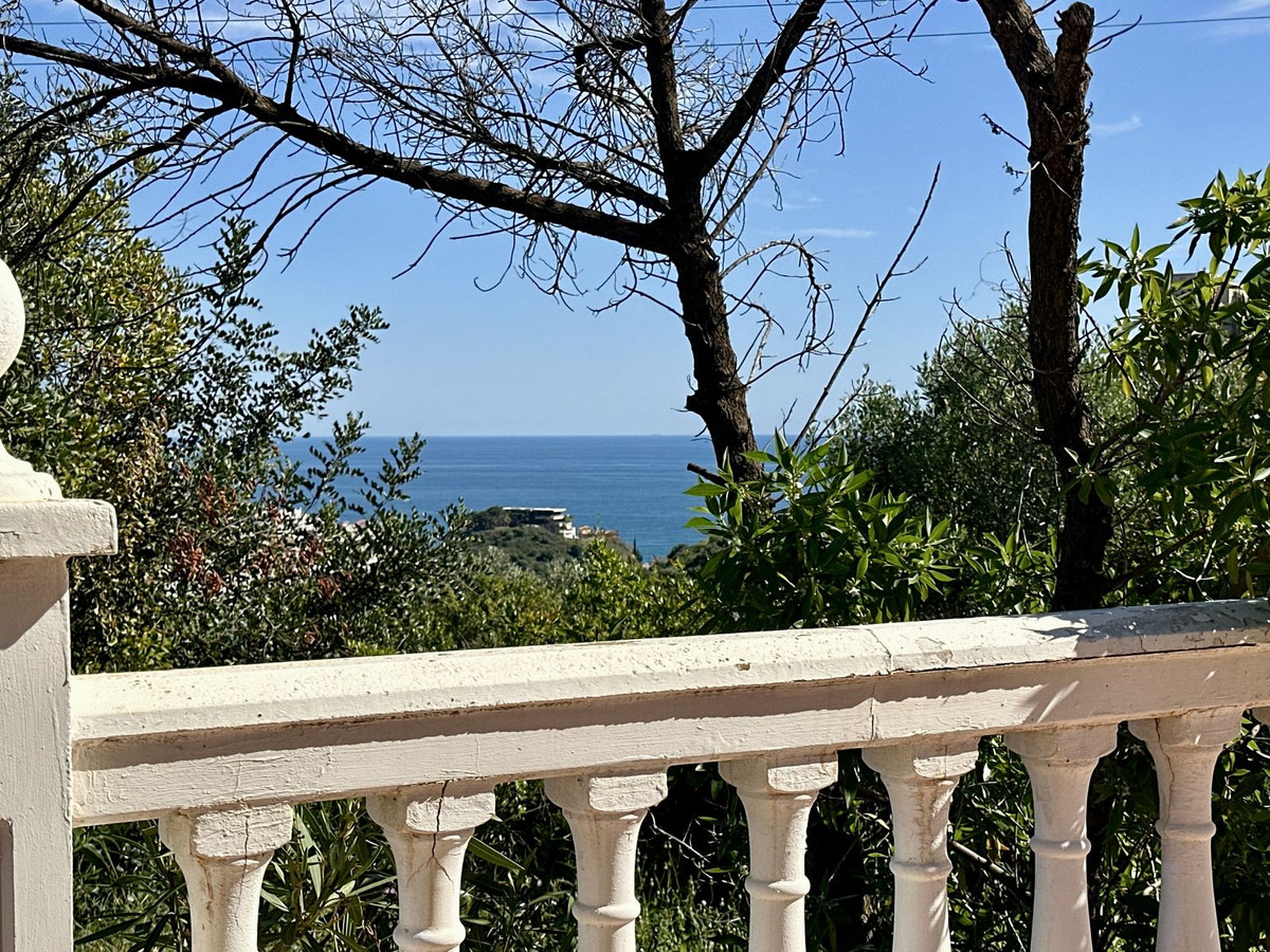 Villa for sale in Benalmadena