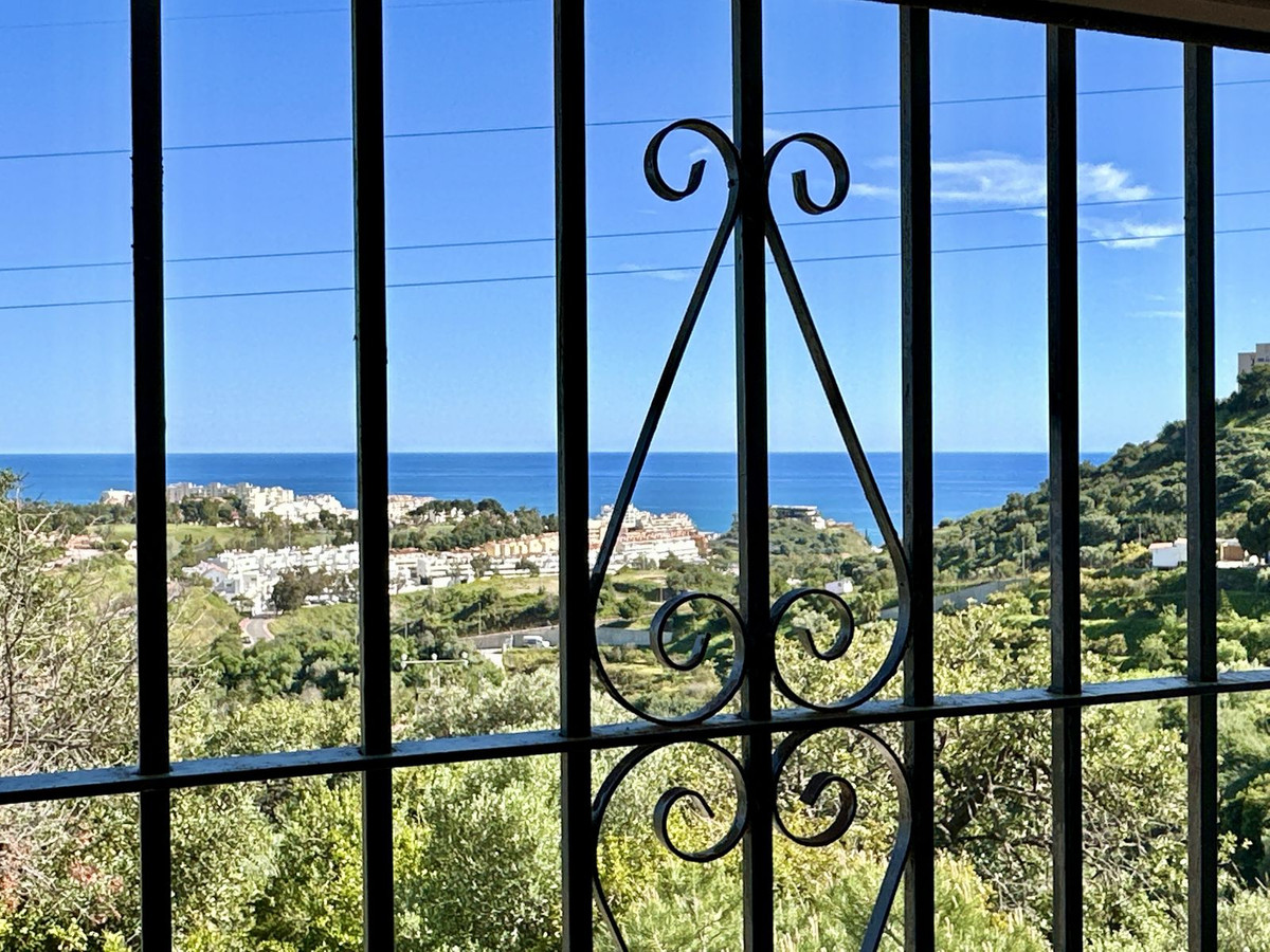 Villa for sale in Benalmadena