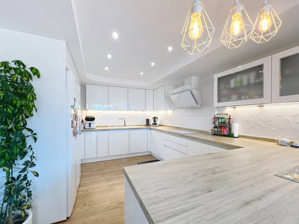 Villa for sale in Casares