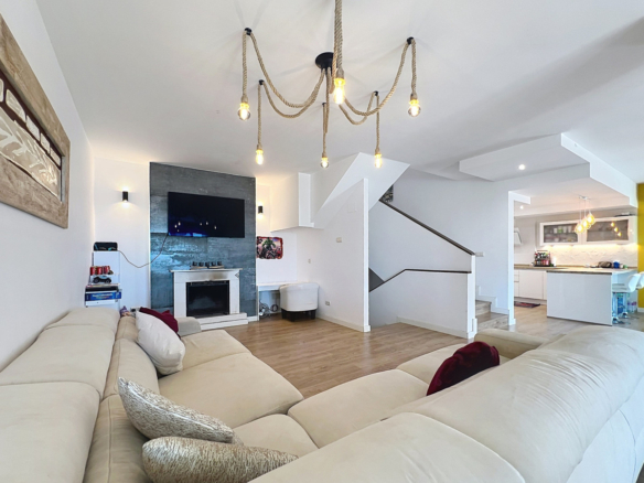Villa for sale in Casares