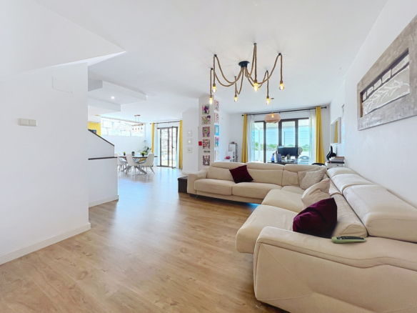 Villa for sale in Casares