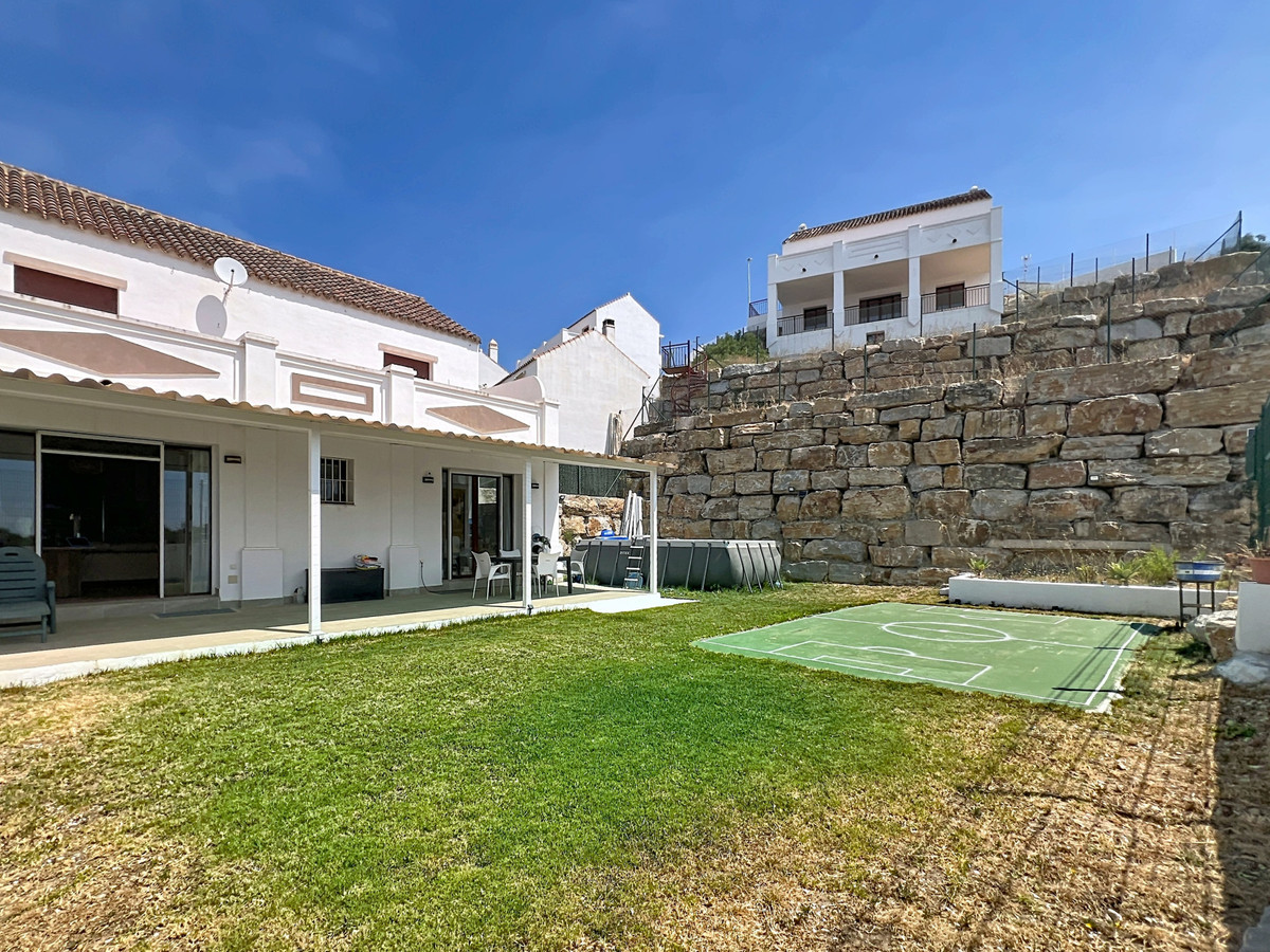 Villa for sale in Casares