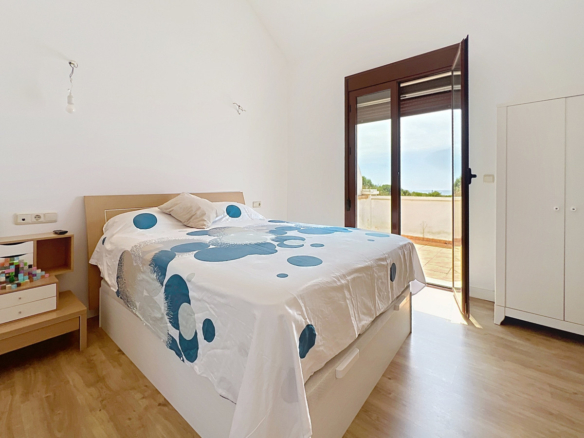 Villa for sale in Casares