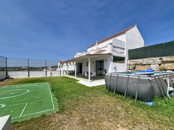 Villa for sale in Casares
