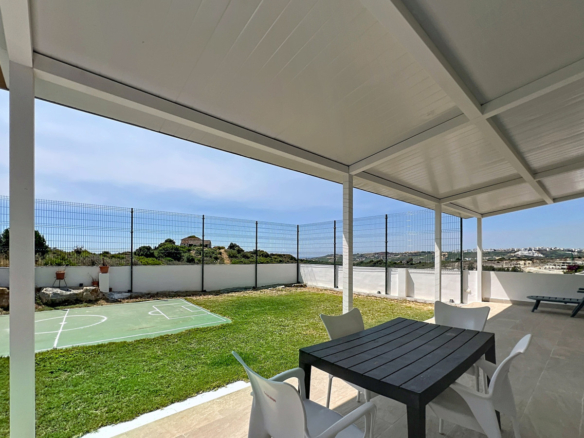 Villa for sale in Casares