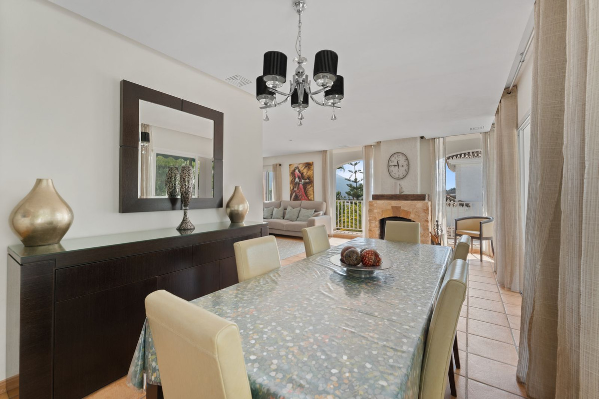 Villa for sale in Coín