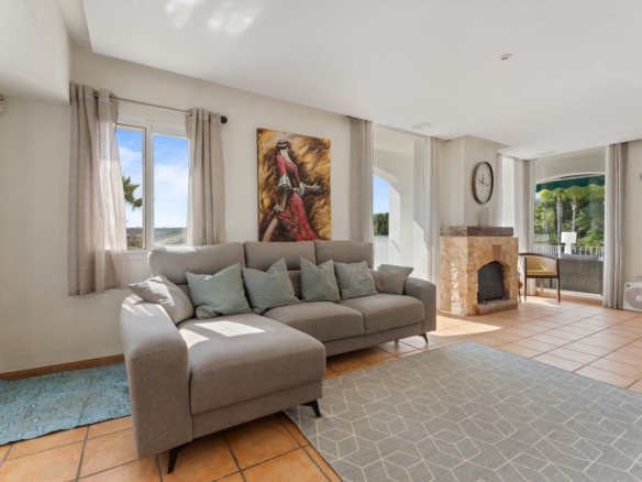 Villa for sale in Coín