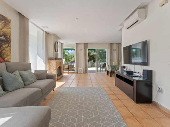 Villa for sale in Coín