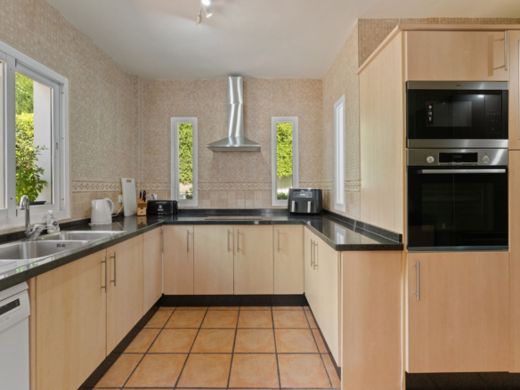 Villa for sale in Coín