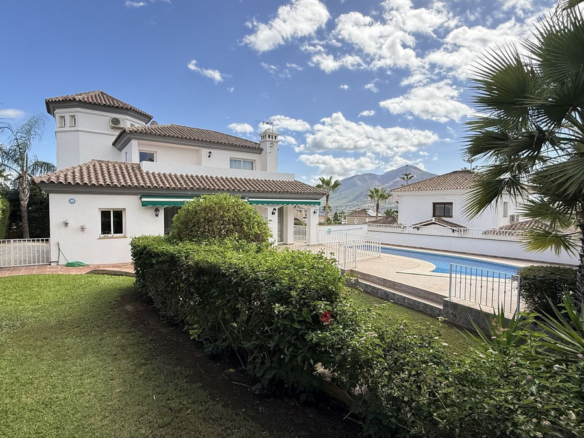 Villa for sale in Coín