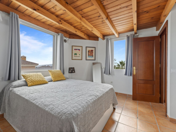 Villa for sale in Coín