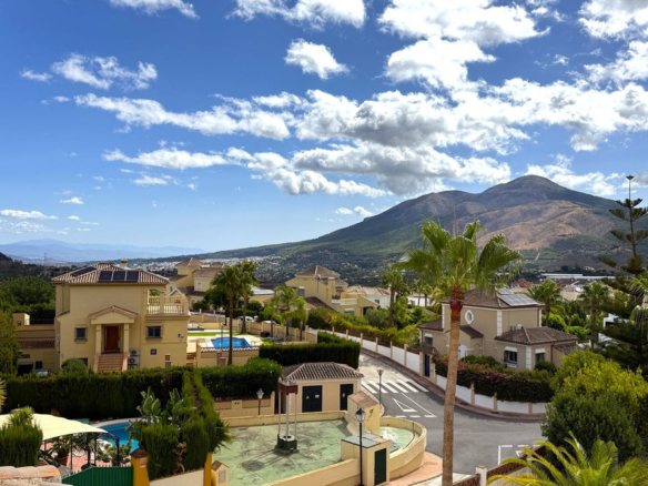 Villa for sale in Coín
