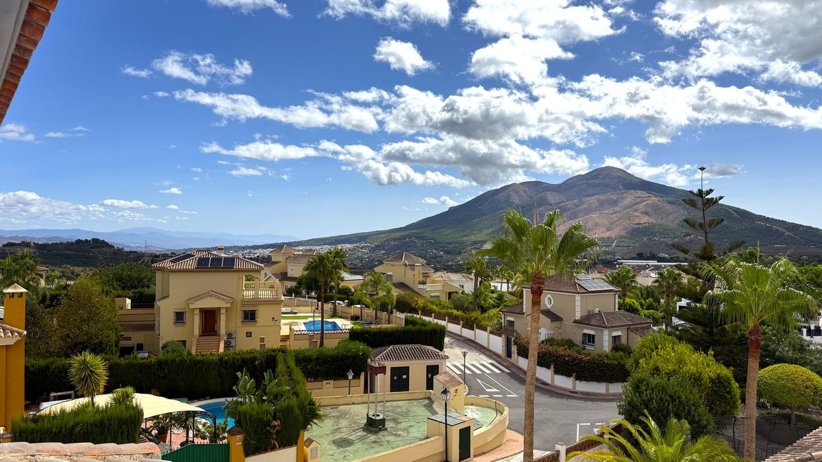 Villa for sale in Coín