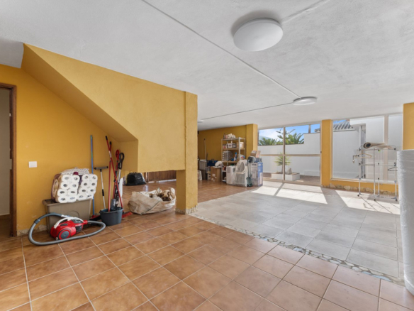 Villa for sale in Coín