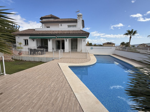 Villa for sale in Coín