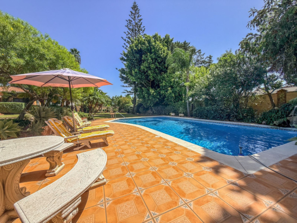 Villa for sale in El Paraiso