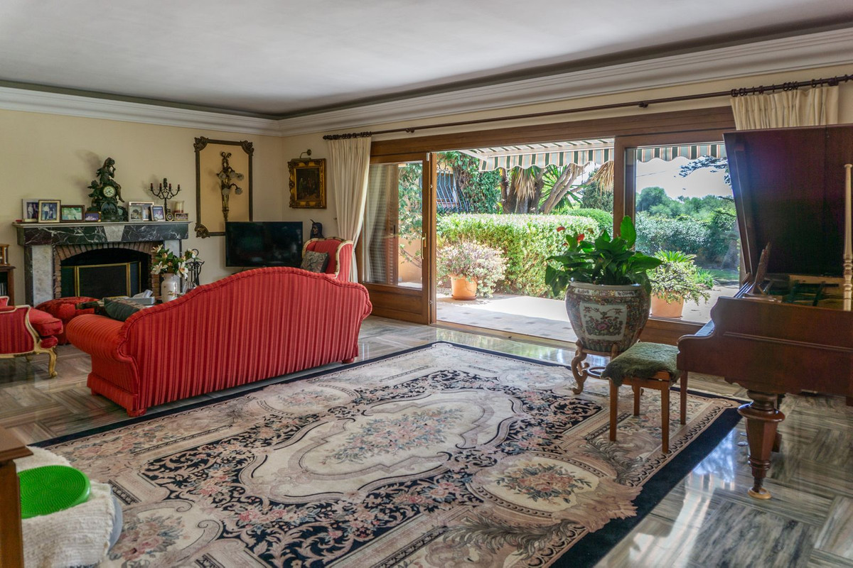 Villa for sale in El Paraiso