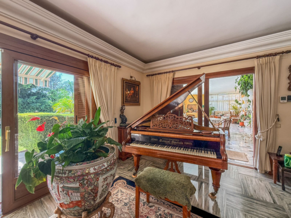 Villa for sale in El Paraiso